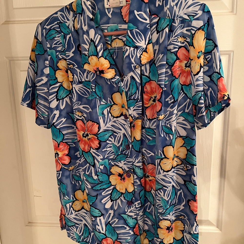 Maggie Sweet Hawaiian print button up blouse. Size small.